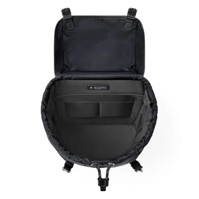 Signature Flap aus ECONYL®-Nylon Rucksack Signature Flap aus ECONYL®-Nylon Rucksack